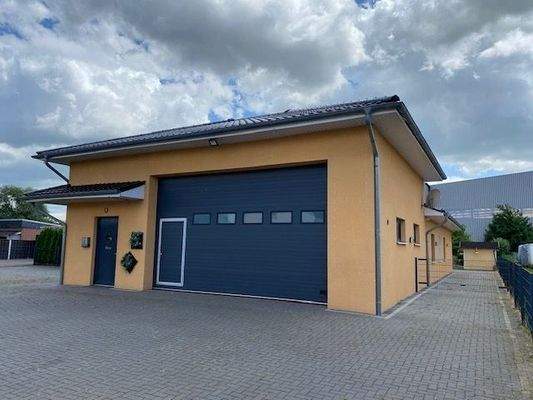 Büroeingang und Hallentor