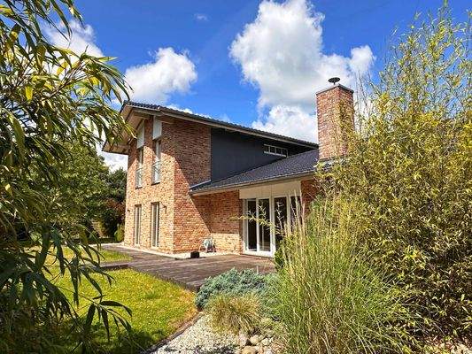 Terrasse und idyllischer Steingarten