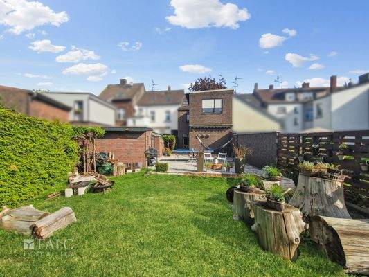 Garten mit Blick aufs Haus