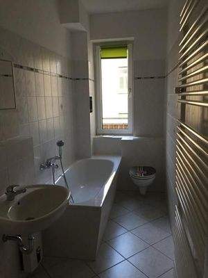 Tageslichtbad mit Wanne