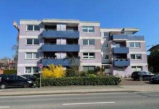 Hausansicht mit Außenstellplätzen