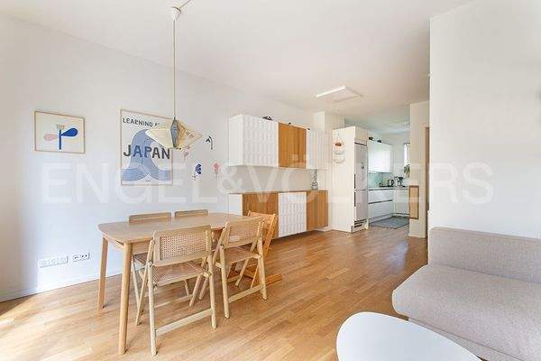 Blick zum Essplatz und der Küche