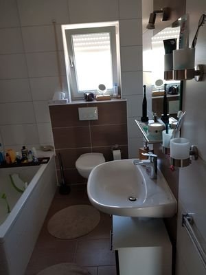 Bad mit Wanne und DU und WC