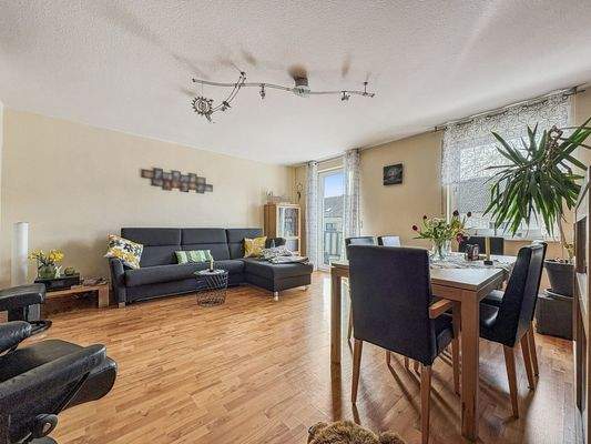 Wohnzimmer mit Essbereich