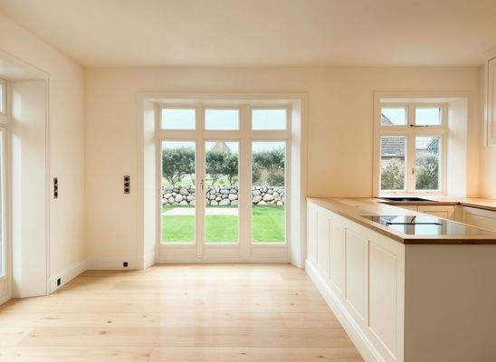 Wohn- Esszimmer mit Zugang zu den Terrassen Norden