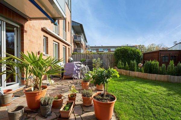 Terrasse mit Blick in den Garten