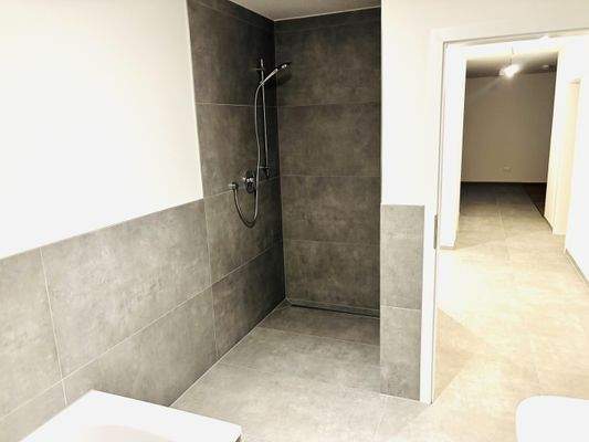 und begehbarer Dusche