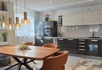 Offene Küche und Essbereich