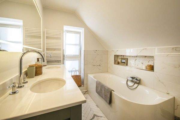 Elternbadezimmer mit Badewanne