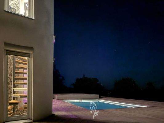 Night View auf den Pool