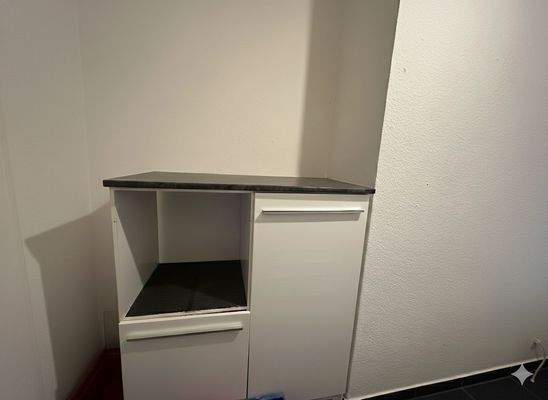 Leerer Küchenschrank