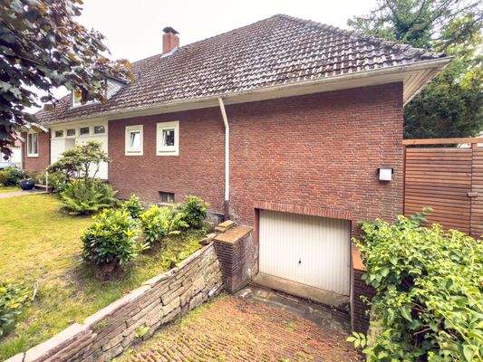 Hausansicht mit Blick zur Tiefgarage