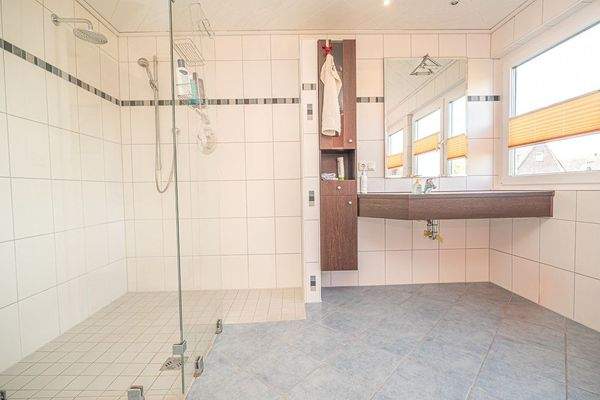 Barrierefrei und modern zeigt sich das Duschbad