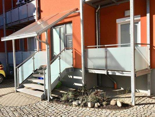 rückwärtige Ansicht mit Eingang und Balkon