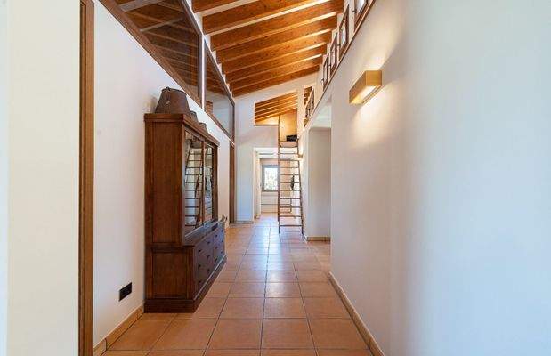 Heller Flur zu den Schlafzimmern und vielseitige Galerie – perfekt für Kinder, Hobbys oder Stauraum.