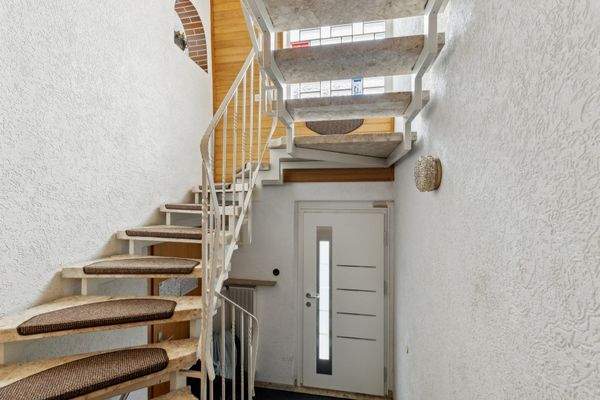 außenliegendes Treppenhaus im Vorderhaus