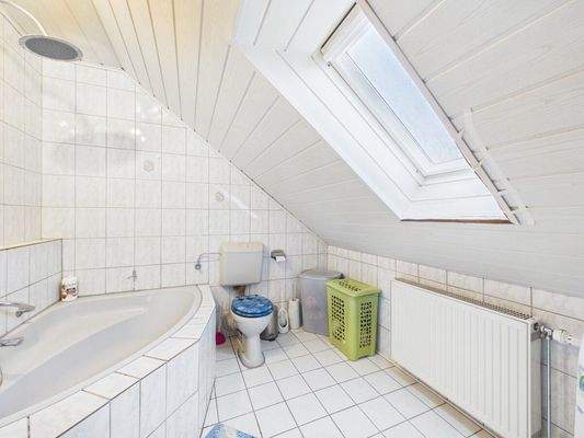 Badezimmer mit Eckbadewann DG Whg