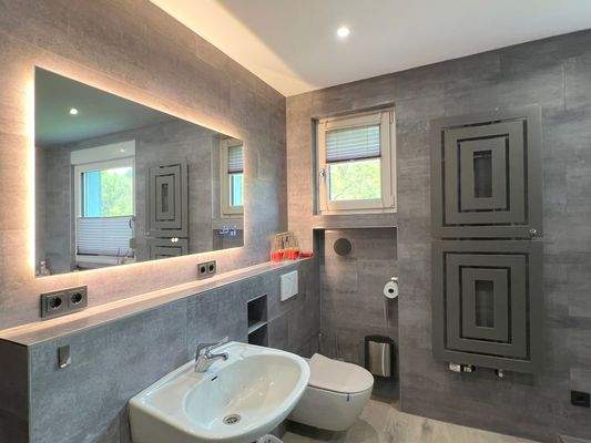 Exklusiv renovierte 4ZKB mit Balkon &amp; PKW- Stellpl