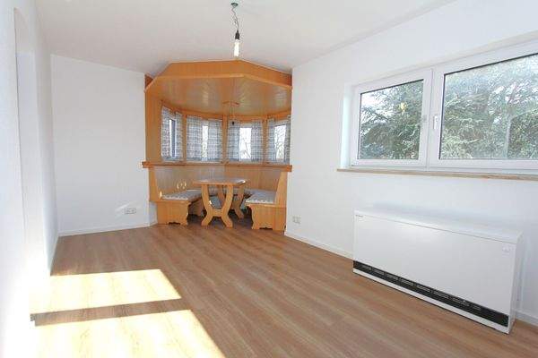 ... helles Esszimmer mit teiloffener Küche...