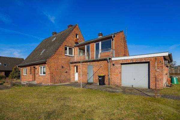 Seitenansicht mit Garage