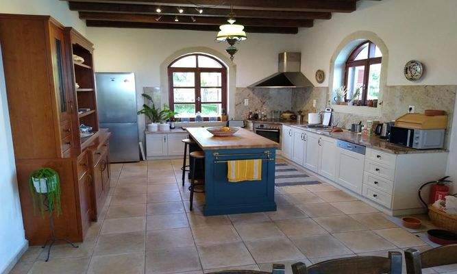 Kreta, Kournas: Luxuriöse Steinvilla mit Meer- und Bergblick