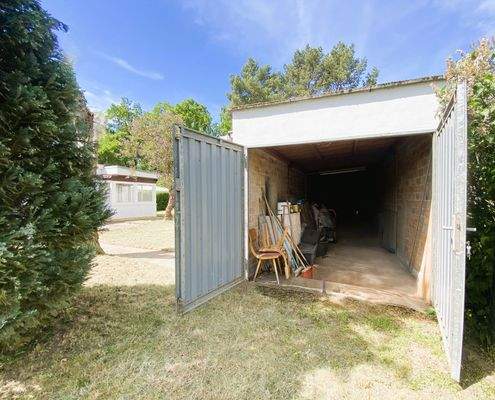 Große Garage auf dem Grundstück inklusive