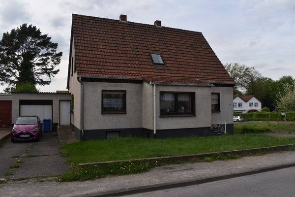 Vorderansicht Haus, Garage und Vorgarten.jpg