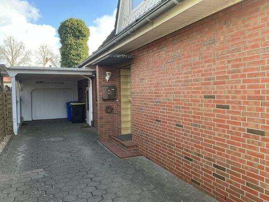 Eingang mit Garageneinfahrt