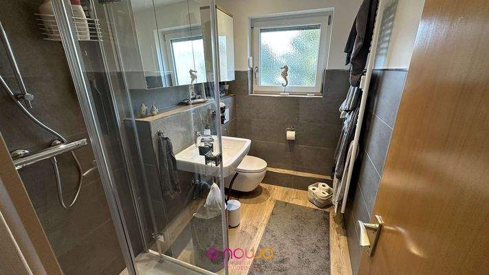 Modernsiertes Bad mit Dusche