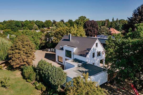 Luftaufnahme von Haus und Grundstück