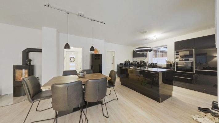 Esszimmer und Küche