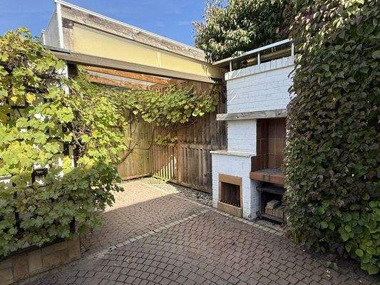 Überdachte Nordterrasse mit Grillkamin