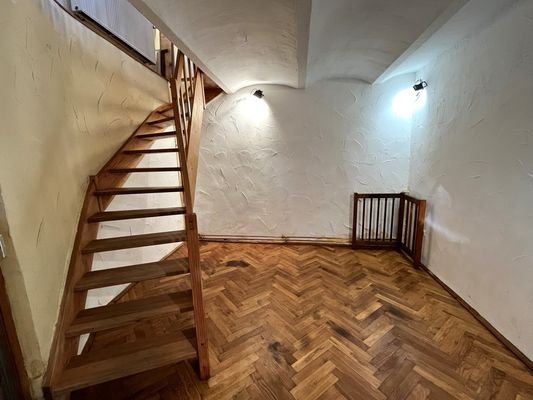 Zimmer und Treppe ins 1.OG