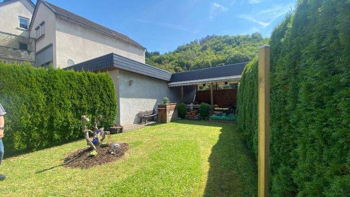 Grünfläche mit Pavillon neben der Doppelgarage