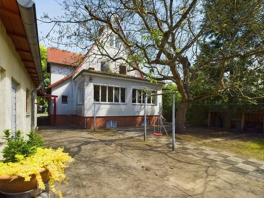 Hausansicht von hinten mit Blick auf den Veranda-/, Balkon-/ und Terrassenbereich