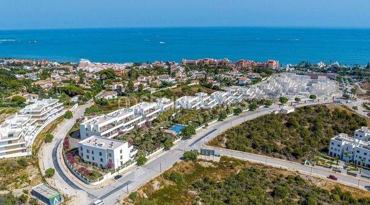 Newly-Built Apartments in a Complex with Pool in Estepona
