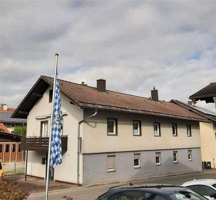 3 Familien-Haus, 3 separate Eingänge für jede Whg