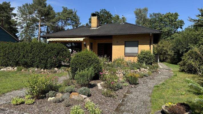 Ansicht vorn mit Terrasse