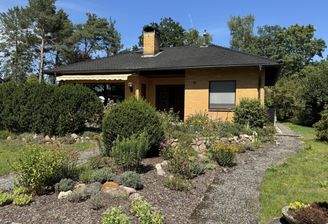 Ansicht vorn mit Terrasse