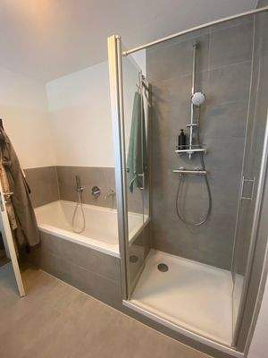 Bad mit Dusche und Badewanne.jpg
