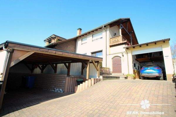 Hausansicht mit Garage und Carport
