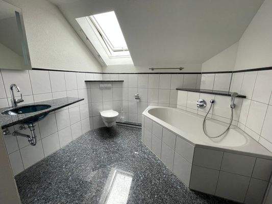 OG Grosses Familienbad mit Badewanne WC, begehbarer Dusche