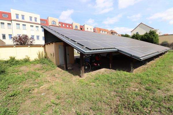 Rückfront mit Photovoltaikanlage