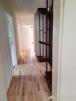 17. Flur 1. OG Blick vom Hauptschlafzimm.jpg