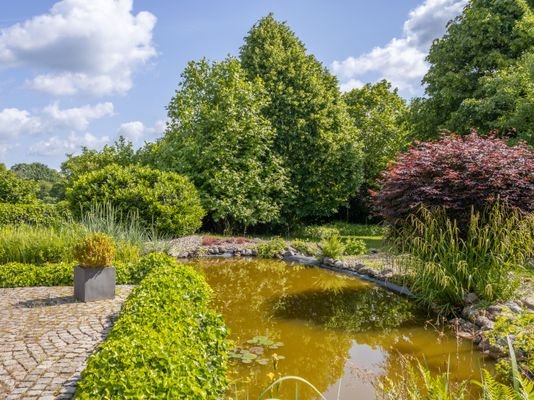 Teich mit Bachlauf