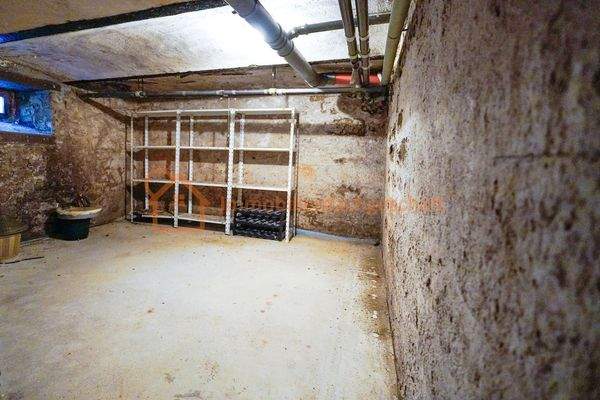 Kellerraum mit Regal