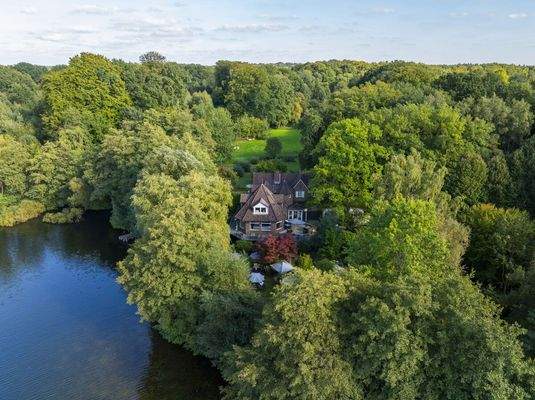 Gesamtansicht des Grundstücks mit direkter Seelage