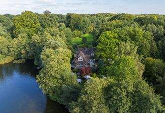 Gesamtansicht des Grundstücks mit direkter Seelage