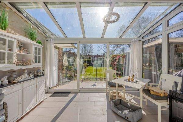 Wintergarten mit Blick in den Garten