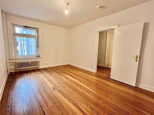 rückwärtiges Schlafzimmer mit ca. 18 m²